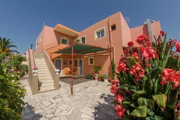 בית מלון כפרי Yanna's Apartments Vacation Homes