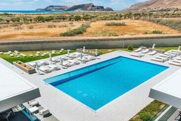 هتل Vila Baleira Village