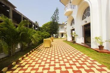 Hotelli Sunset Beach Resort