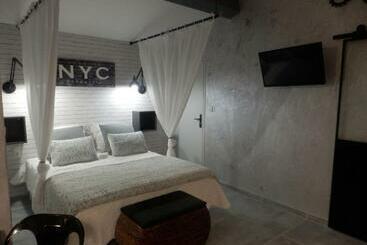 Aamiaismajoitus (B&B) Mas Les Vieux Chenes