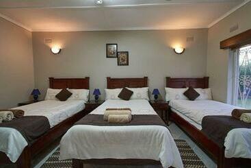 Pension (Hôtel basse catégorie) Room In Villa   Zambezi Family Lodge   Rhino Room