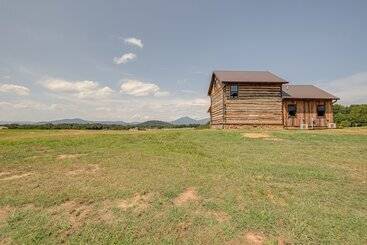 Hus på landet Bedford Cabin W/ Porch, 5 Mi To Historic District!