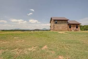 Mökkimajoitus Bedford Cabin W/ Porch, 5 Mi To Historic District!