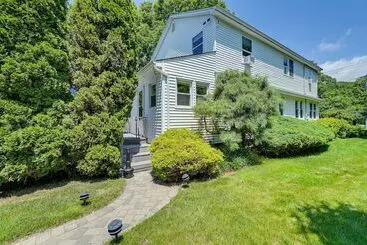 Mökkimajoitus Luxurious Eastport Retreat W/ Private Pool!