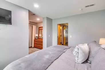 Mökkimajoitus Spacious Ozawkie Home   Near Lake Perry!