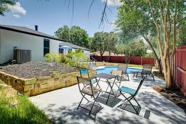 Mökkimajoitus Bedford Retreat W/ Private Pool & Gas Grill!