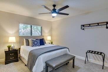 별장 Bedford Retreat W/ Private Pool & Gas Grill!