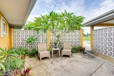 Mökkimajoitus Breezy Palm Bay Home: Outdoor Pool, Near Beaches!