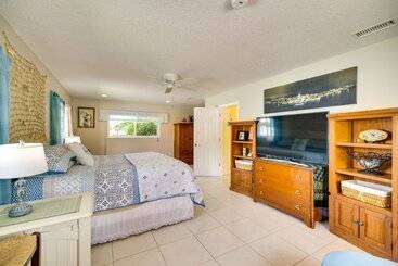 کلبه Breezy Palm Bay Home: Outdoor Pool, Near Beaches!