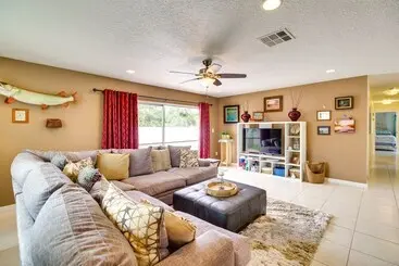 کلبه Breezy Palm Bay Home: Outdoor Pool, Near Beaches!