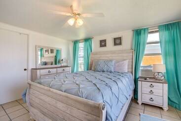별장 Bright Surfside Beach Home W/ Deck, Walk To Beach!