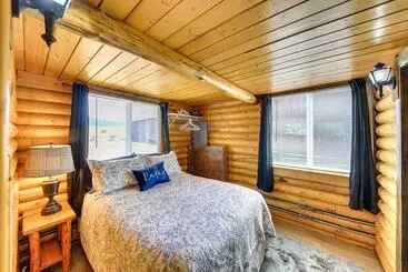 Mökkimajoitus Cozy Farm Cabin   9 Mi To Trout Creek!