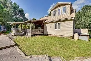 コテージ Cozy Livingston Manor Home W/ Wood Burning Stove!