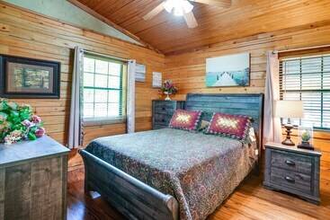 کلبه Kilgore Gem: Pet Friendly Cabin W/ Duck Pond!