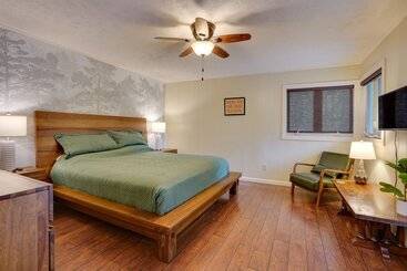 별장 Lakefront Cadiz Home W/ Hot Tub!