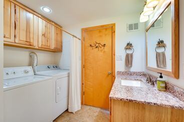 Сельский дом Lakefront Queensbury Home: Kayaks + Boat Dock