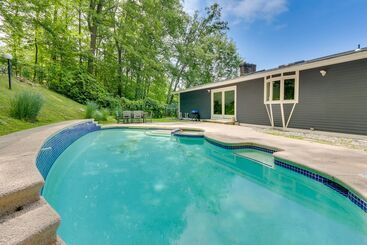 コテージ New Milford Lakefront Home: Deck, Pool & Dock!