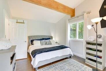 بيت ريفى New Milford Lakefront Home: Deck, Pool & Dock!