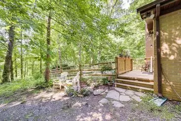 Mökkimajoitus Fire Pit & Mtn Views: North Carolina Abode!