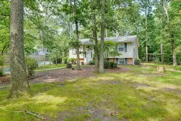 Mökkimajoitus Pasadena Hideaway W/ Game Room & Fire Pit!