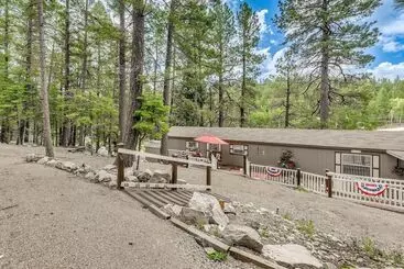 Mökkimajoitus Peaceful Cloudcroft Vacation Rental: Walk To Shops