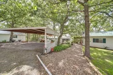 Mökkimajoitus Lakefront Canadian Gem: Hot Tub, Decks & Grills