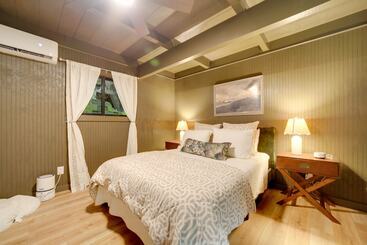 بيت ريفى Sapphire Treehouse Cabin W/ Views, Deck, Fireplace