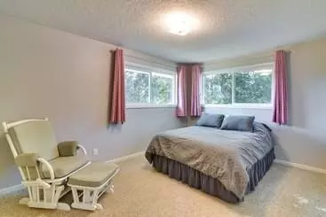 Mökkimajoitus Serene Forest Grove Home W/ Deck & Stunning Views!