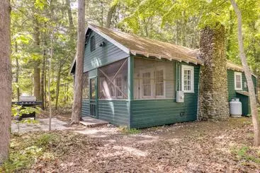 Southold Cottage W/ Patio & Grill   Walk To Beach!