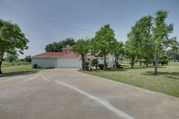 Hus på landet Private Pool & Guest House: Spacious Kemp Home!