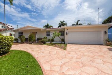 Gîte Rural Patio + Yard: Family Friendly Miami Oasis!