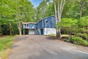 کلبه Tobyhanna Home W/ Hot Tub & Community Perks!