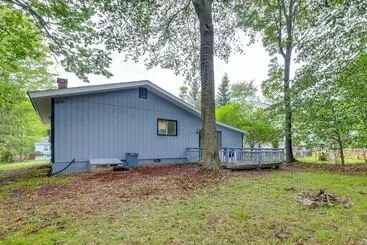 コテージ Tobyhanna Vacation Rental: Game Room & Trampoline!