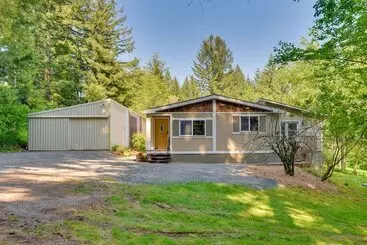 Mökkimajoitus Washington Retreat: Fire Pit, Hot Tub & Ping Pong!