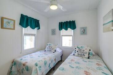 Cozy Indian Rocks Beach Cottage: Steps To Seawall!