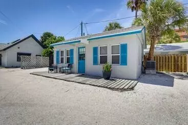 Cozy Indian Rocks Beach Cottage: Steps To Seawall!