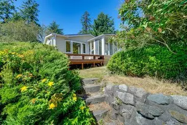 Mökkimajoitus Cozy Langley Retreat: Water Views & Beach Access