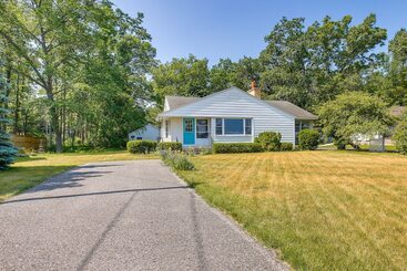 کلبه Traverse City Home W/ Fire Pit, Patio + Yard!