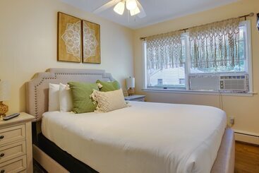 별장 Traverse City Home W/ Fire Pit, Patio + Yard!