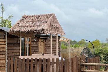 Mökkimajoitus Cute And Cosy Shepard Hut With Wood Fuel Hot Tub