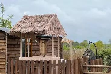Mökkimajoitus Cute And Cosy Shepard Hut With Wood Fuel Hot Tub