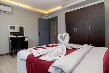 Aparthotel Sara Sui̇t