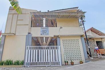 Отель Oyo 93034 Ayri Home