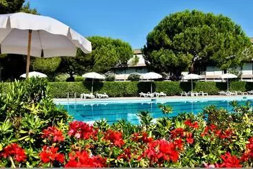 Isa Apartment 4 Beds With Private Outdoor Space In Residence With Swimming Pool In Marina Di Bibbona