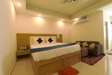 Aura Hotel Rajdhani Residency