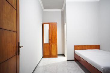 Hotel Oyo Life 93045 Kost Putra Bu Ketut
