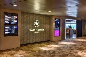 هتل Plaza Premium Lounge    Singapore T1   Hostel
