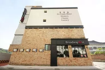 مُتل Jinju Broadway 42nd Street