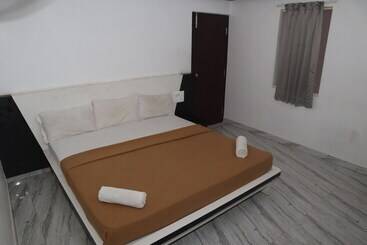 Отель Iroomz S Silver Suites