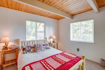 Сельский дом Hot Tub, Deck & View: Peaceful Arnold Cabin!